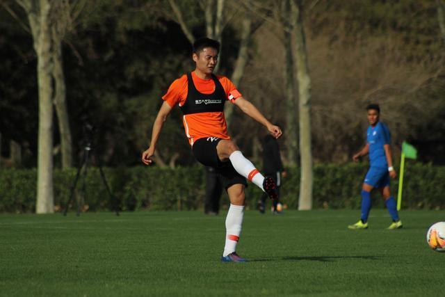 曝考辛斯打超三月薪35万美元 还要求带上家属